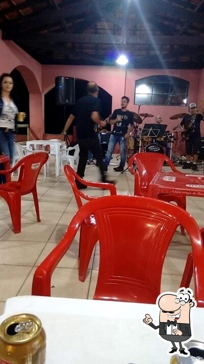 Sente em uma das mesas no Fazenda Concordia