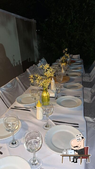 Sente em uma das mesas no PIZZARIA & pousada Bom Sucesso