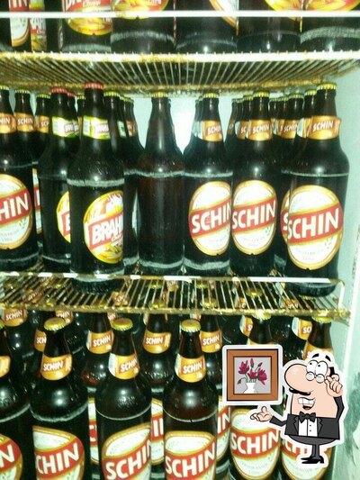 Sente em uma das mesas no Bar Do Denilson