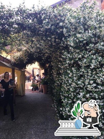 Puoi goderti l'aria fresca da seduto all'esterno di Osteria Picchetta Cameri