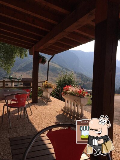 Puoi goderti l'aria fresca da seduto all'esterno di Albergo Rifugio Valdagno