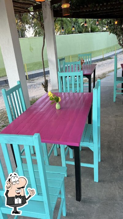 Sente em uma das mesas no flecheiras gourmet
