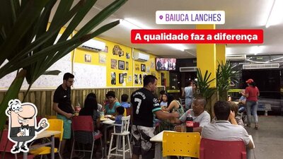 Sente em uma das mesas no Baiúca Lanches