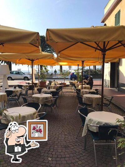 Dai un'occhiata agli interni di Bar Testa