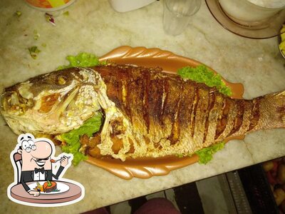 Há uma escolha de pratos de peixe