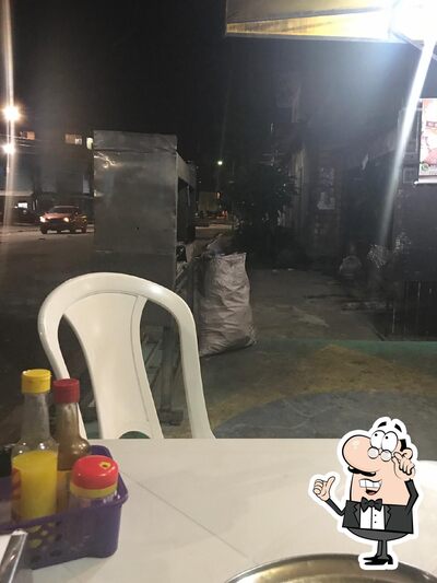 Sente em uma das mesas no Espetinhos Filé Miau