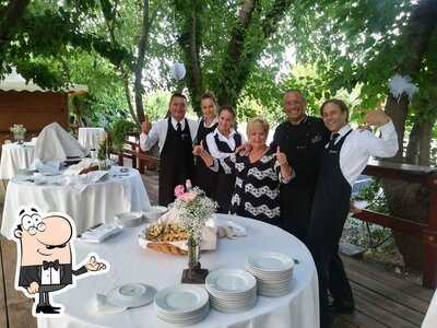 Siediti a un tavolo di Napoleone Chef Napò Castiòns di Strada