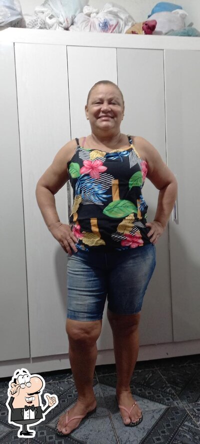 Sente em uma das mesas no Zilma Açaí