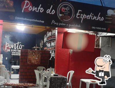 Sente em uma das mesas no Ponto do Espetinho