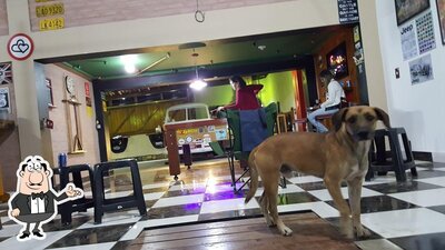 Sente em uma das mesas no GARAGE 397
