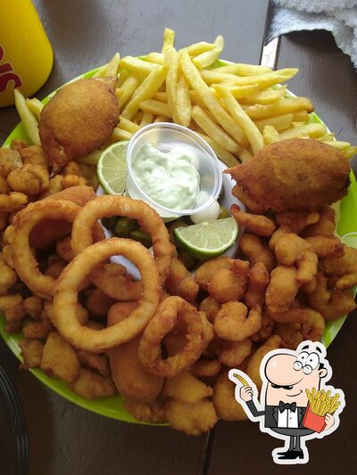 Peça batatas fritas francesas com diversos molhos