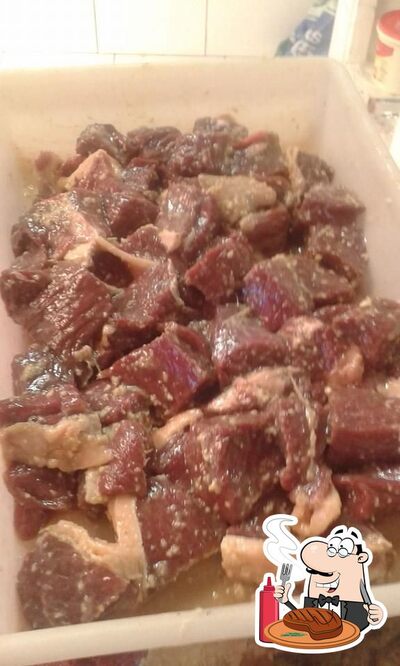 Peça pratos de carne do menu