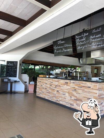 Dai un'occhiata agli interni di Restoran Valeta
