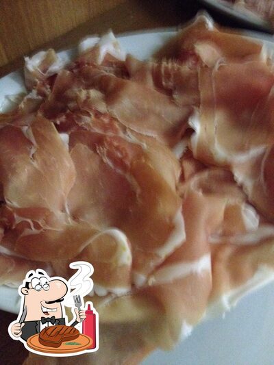 Pasti a base di carne vengono serviti alla pizzeria da Spid