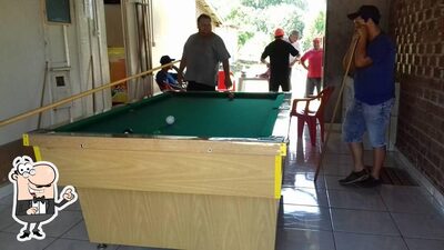 Sente em uma das mesas no Bar do Valdenor