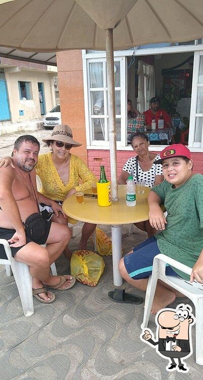 Sente em uma das mesas no Pier 2 bar e restaurante Marataízes ES