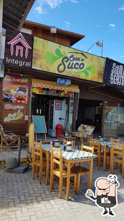Sente em uma das mesas no Casa do Suco e Café