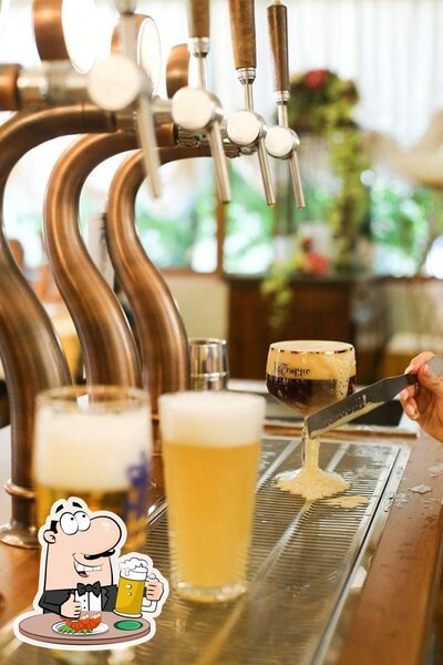 Puoi ordinare un rinfrescante bicchiere di birra chiara o scura