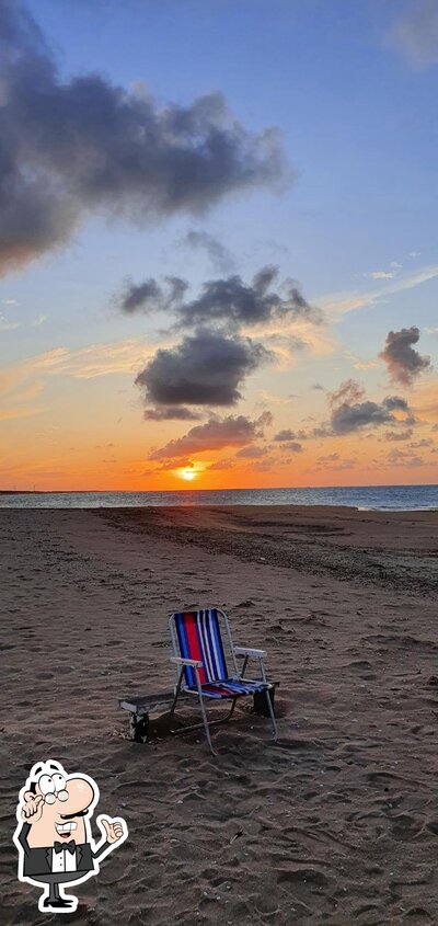 Sente em uma das mesas no Quiosque do pôr do Sol