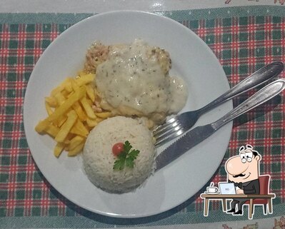 Sente em uma das mesas no Recanto Tera Restaurante