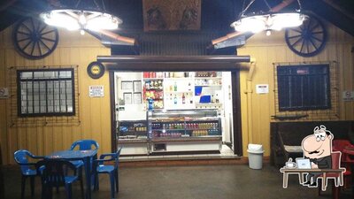 Sente em uma das mesas no Lanchonete do Dirceu - Tropical Lanches