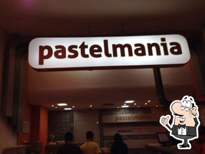 Sente em uma das mesas no Pastelmania