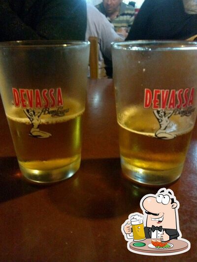 Desfute uma tulipa de cerveja leve ou escura