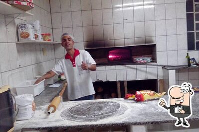 Sente em uma das mesas no Sabor e cia