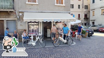Puoi goderti l'aria fresca da seduto all'esterno di Billy Bar
