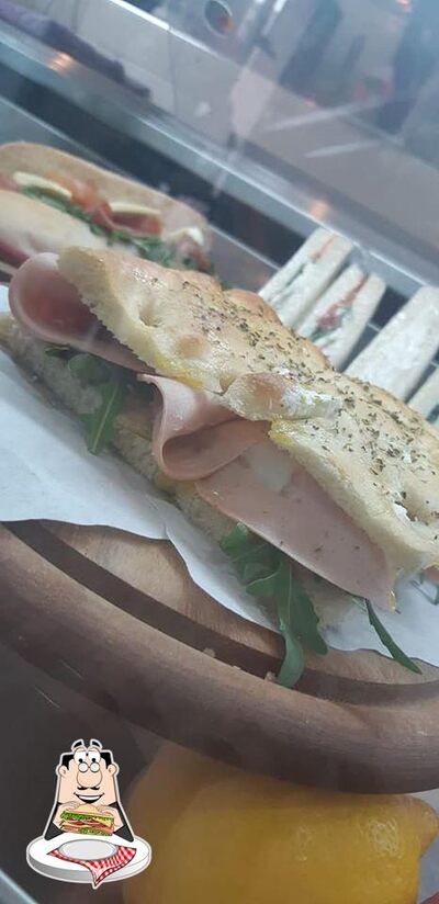 Evoè Cafè serve panini e pasti|altro cibo) a pranzo