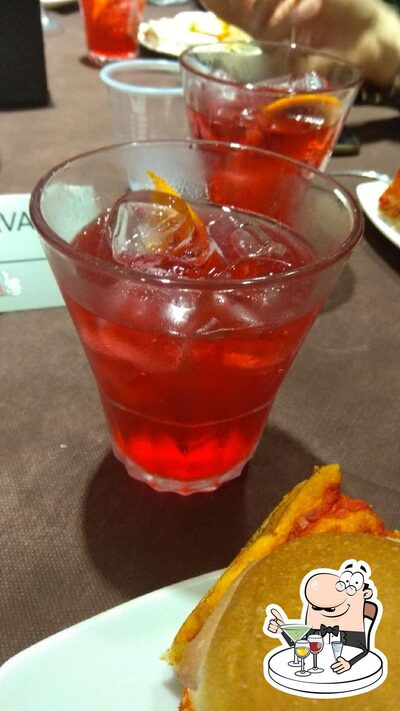 Prenditi un drink o cocktail alcolico dal menu