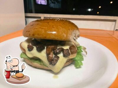 Deguste um dos hambúrgueres disponíveis no Jp Lanches Minas Novas MG