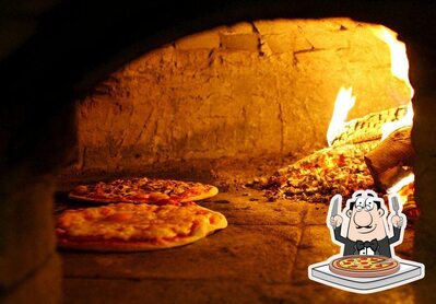 No Pizzaria delivery fogo na lenha, você pode degustar pizza