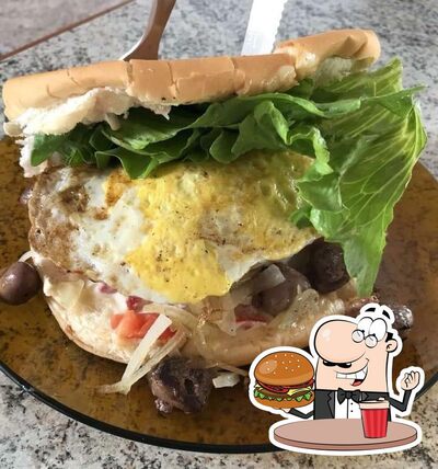Delicie-se com um hambúrguer no Xis do Bigode