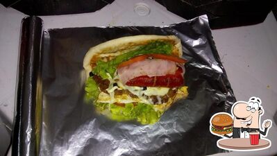 Deguste um dos hambúrgueres servidos no Pizza Mania