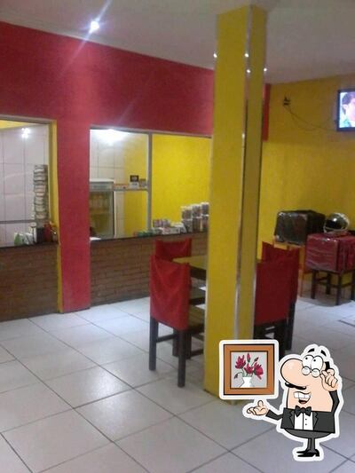 Sente em uma das mesas no DELLA Torres