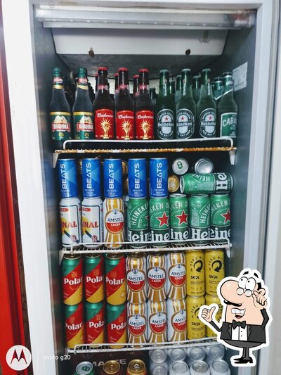 Sente em uma das mesas no Sherek Lanches