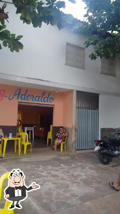 Sente em uma das mesas no BAR DO ADERALDO