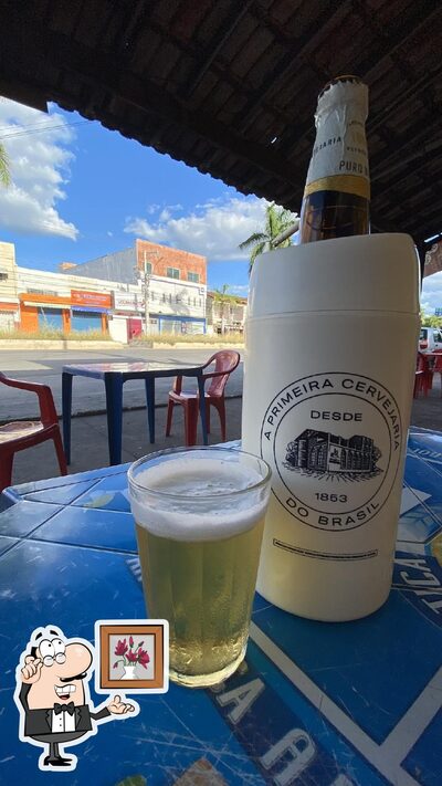 Sente em uma das mesas no Gil's Bar