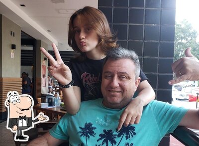 Sente em uma das mesas no Hamburgueria Boi no Pão