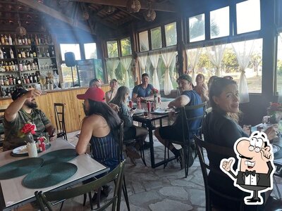 Sente em uma das mesas no Taboca's Restaurante