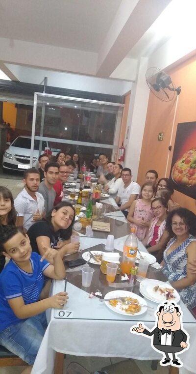 Sente em uma das mesas no La Favorita Pizzaria