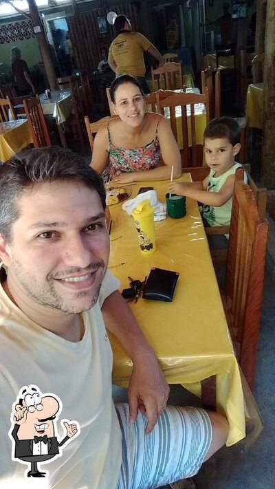 Sente em uma das mesas no Restaurante do Edu