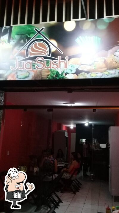 Sente em uma das mesas no Juá Sushi
