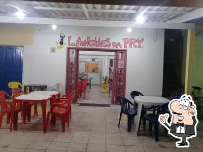 Veja imagens do interior do Lanches da Pry