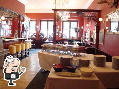 Installez-vous à l'une des tables de Wirthaus Klecks