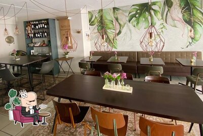 Dai un'occhiata agli interni di Arthig - Café, Bar & More
