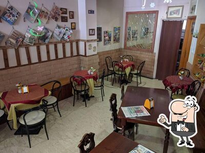 Dai un'occhiata agli interni di Country Bar