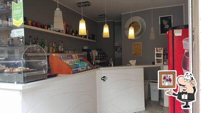Dai un'occhiata agli interni di Friends Bar Naples