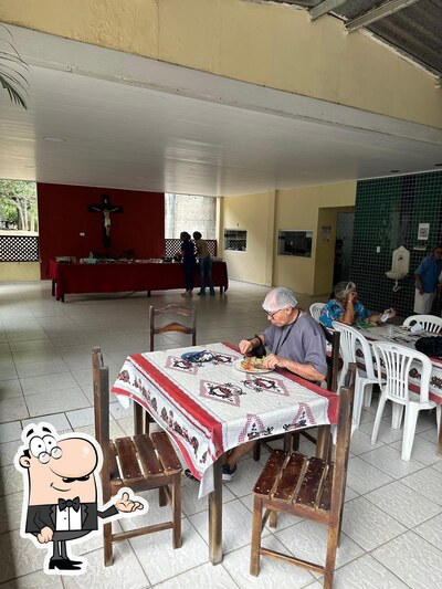 Sente em uma das mesas no Refeitório da Misericórdia